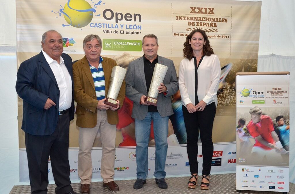 El cóctel institucional reúne en el village a personalidades, periodistas y jugadores