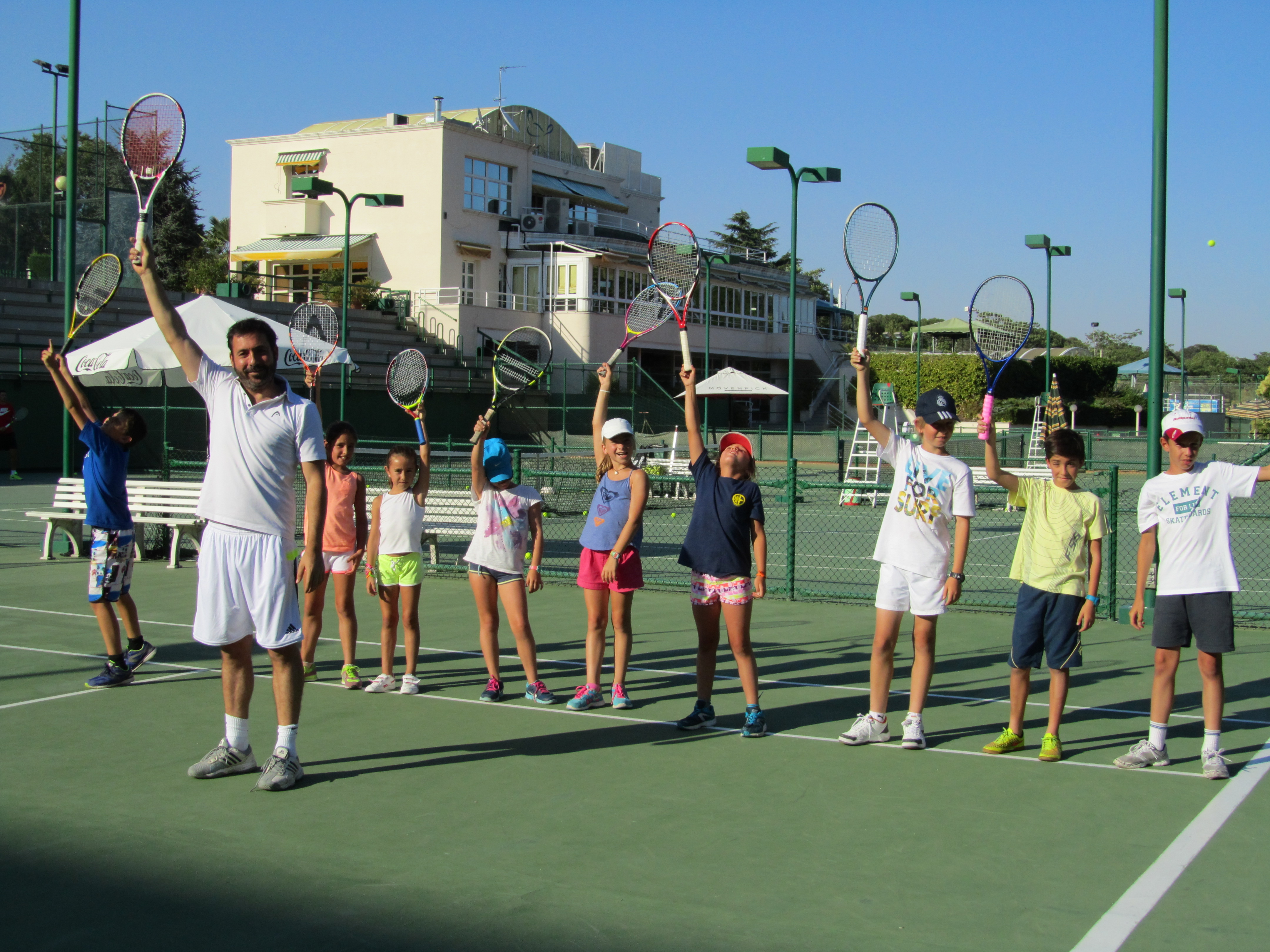 Los niños hicieron bueno el clinic del Real Club Tenis-Pádel Aravaca pese a los más de 40 grados