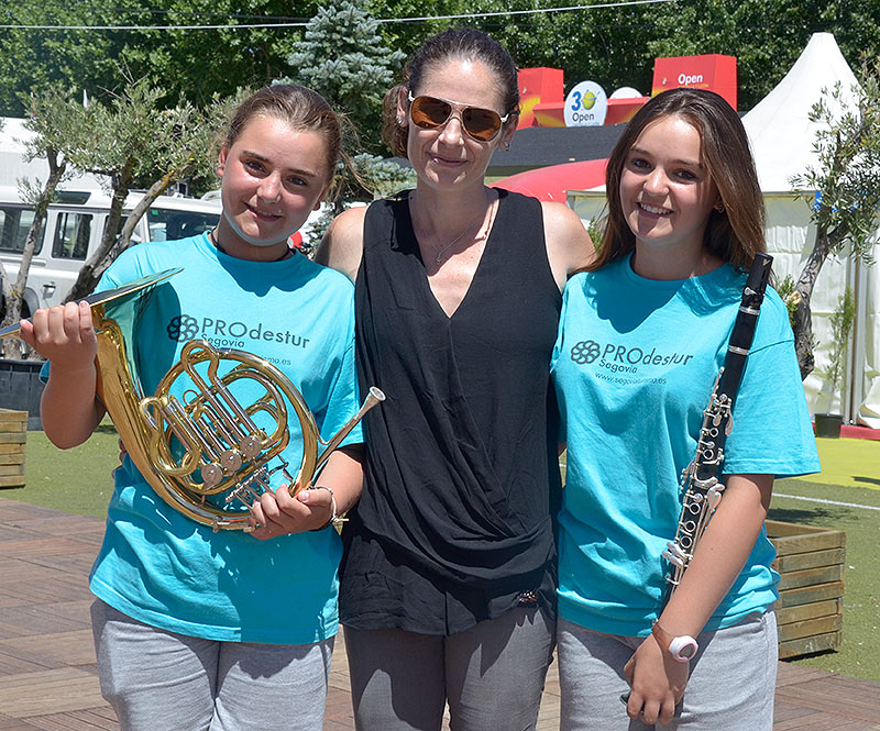 Mónica y Noelia, recogepelotas y músicas