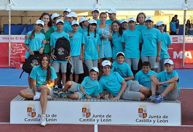 Homenaje en la central a todos los recogepelotas del torneo
