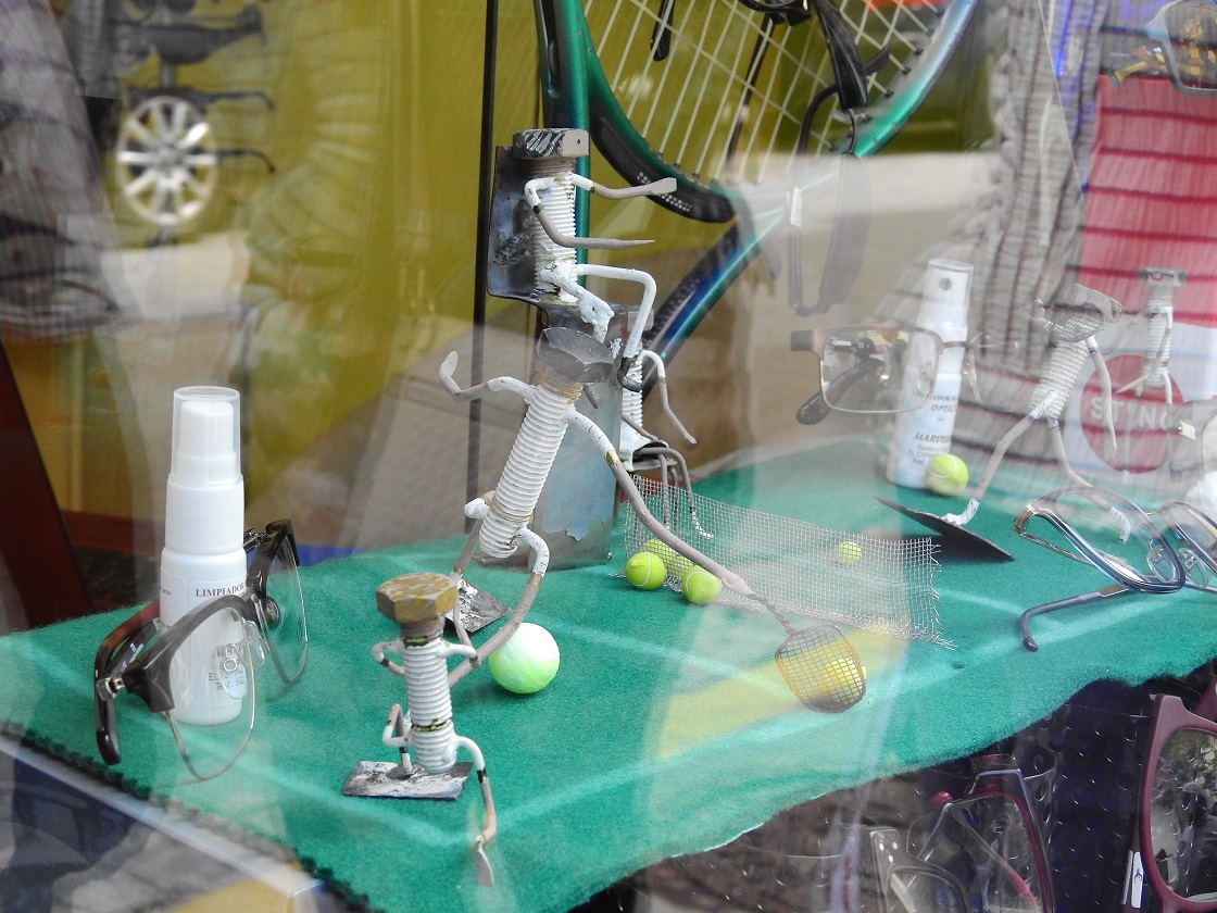 Los comercios de El Espinar sorprenden a la directora del torneo y a su presidente con su decoración