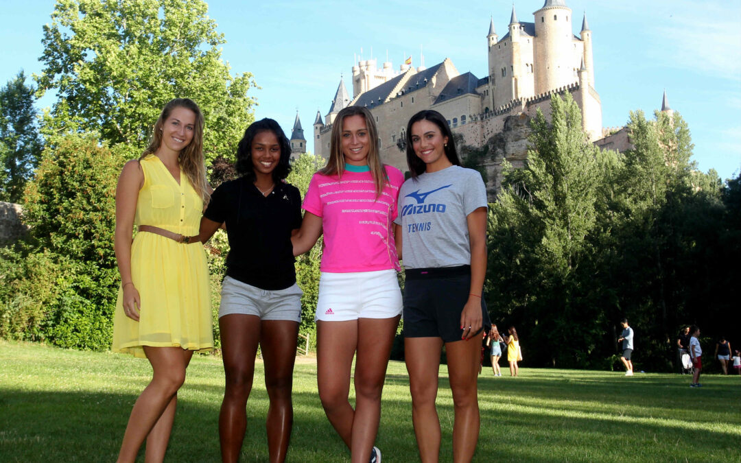 Las tenistas del Torneo de El Espinar se dan un baño de historia en Segovia