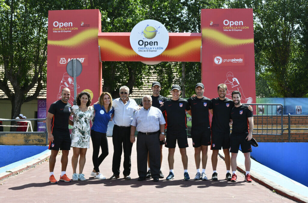 Visita del filial del Atlético de Madrid al Open Castilla y León Villa de El Espinar