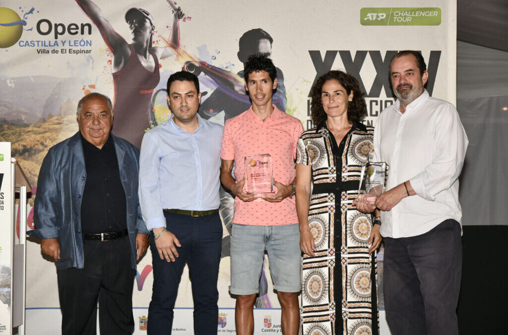 El Norte de Castilla y el atleta Javi Guerra, reconocidos por el Open Castilla y León durante el tradicional cóctel del torneo