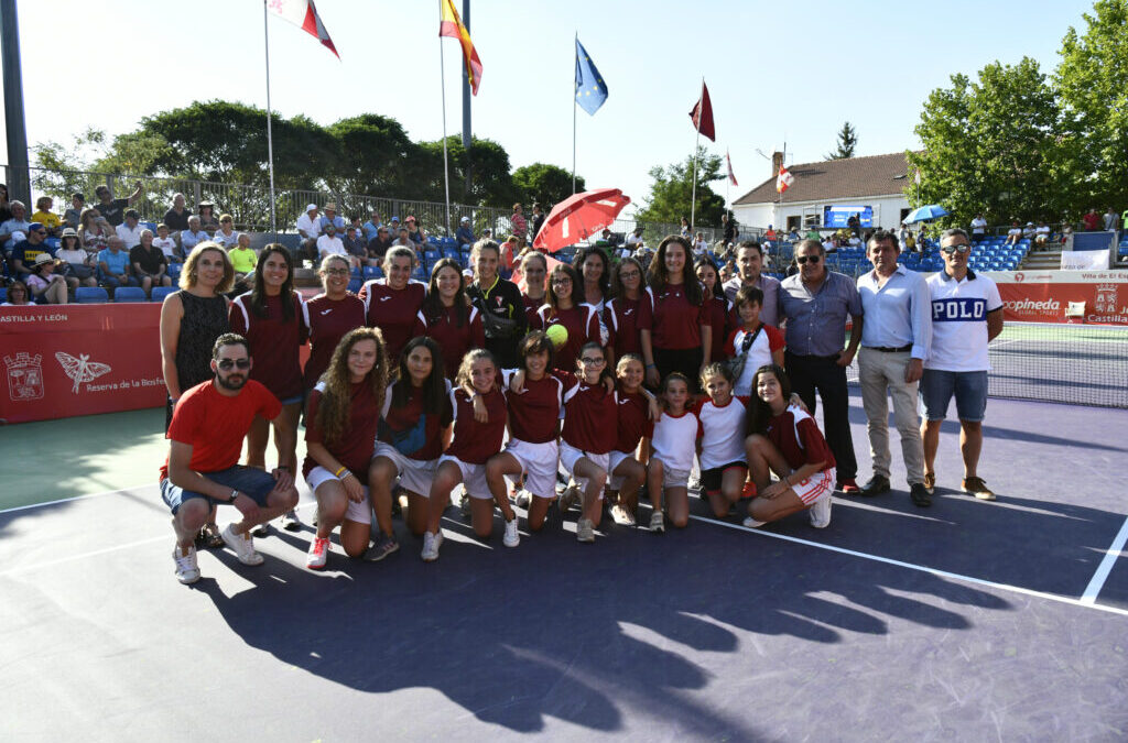 El equipo femenino del Arlequín de El Espinar visita las instalaciones del Open Castilla y León Villa de El Espinar