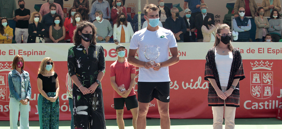 Benjamín Bonzi ganó a Tim Van Rijthoven una batalla de cañoneros en  la final de El Espinar