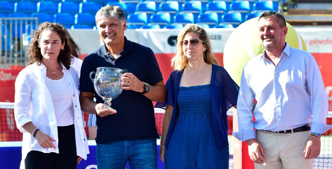 George Loffhagen exhibe su trofeo en La Estación de El Espinar