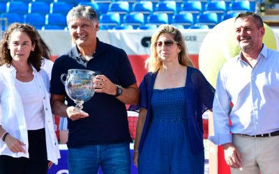 George Loffhagen exhibe su trofeo en La Estación de El Espinar