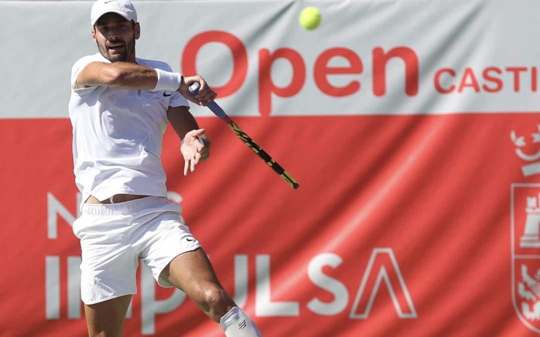 El primer favorito, Antoine Escoffier, ya está en cuartos de final tras la retirada del lituano Butvilas