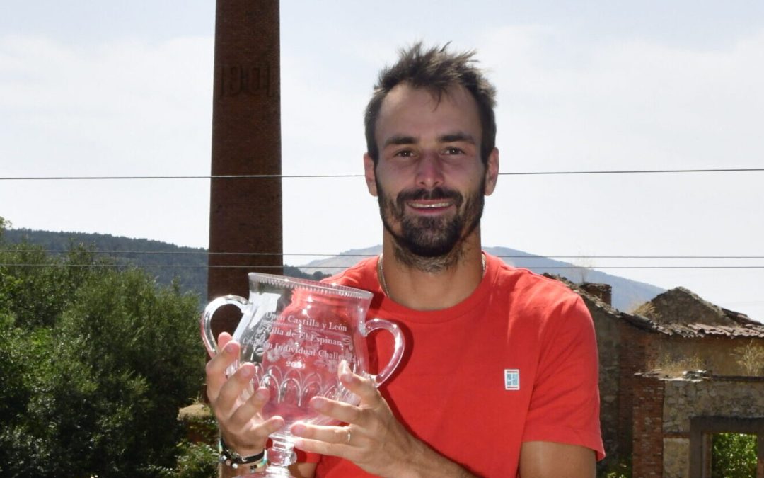 Antoine Escoffier exhibe su trofeo en La Estación de El Espinar