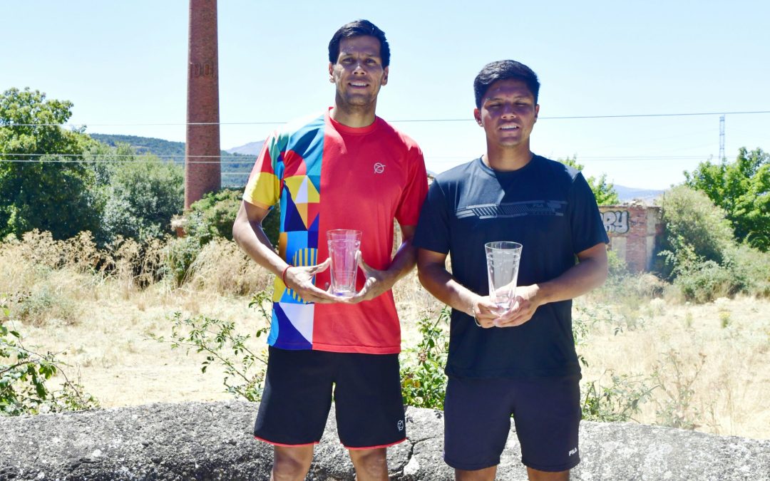 Matías Soto y Federico Zeballos exhiben el trofeo de dobles en la Estación de El Espinar