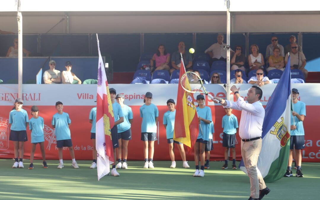El alcalde de El Espinar, Javier Figueredo, inaugura el Open Castilla y León Villa de El Espinar con el saque de honor
