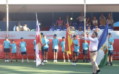 El alcalde de El Espinar, Javier Figueredo, inaugura el Open Castilla y León Villa de El Espinar con el saque de honor