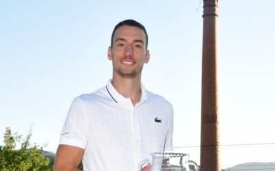 Luka Pavlovic exhibe su trofeo en La Estación de El Espinar